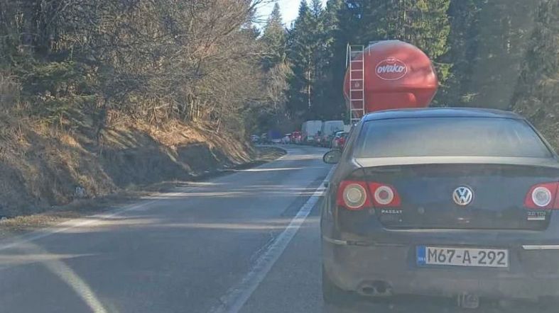 Obustavljen saobraćaj, vozači se mole za strpljenje Obustavljen saobraćaj, vozači se mole za strpljenje