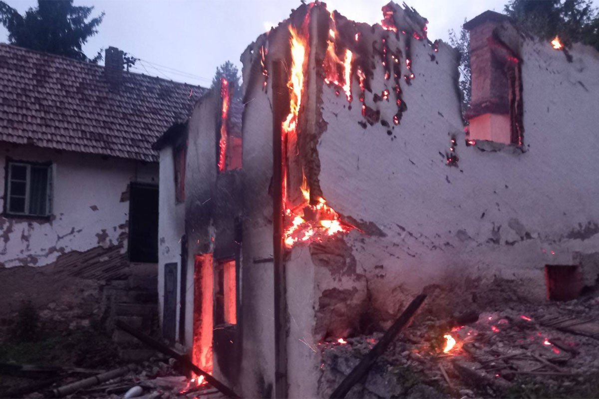 Branili obližnje kuće od širenja vatre – Bosanski.info Branili obližnje kuće od širenja vatre – Bosanski.info