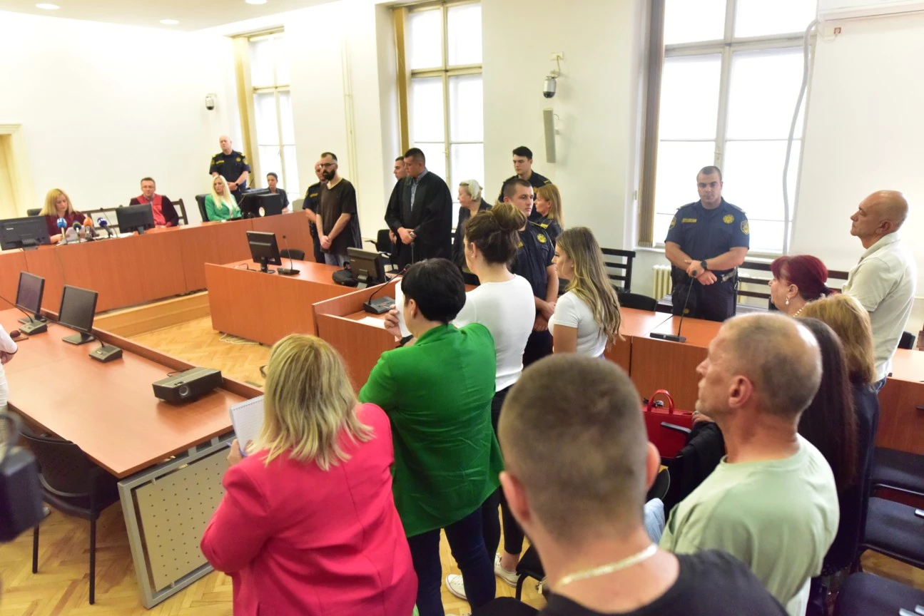 Goranu i Leđibi Ravlić po 45 godina zatvora za okrutno ubistvo Nermine Ravlić Goranu i Leđibi Ravlić po 45 godina zatvora za okrutno ubistvo Nermine Ravlić