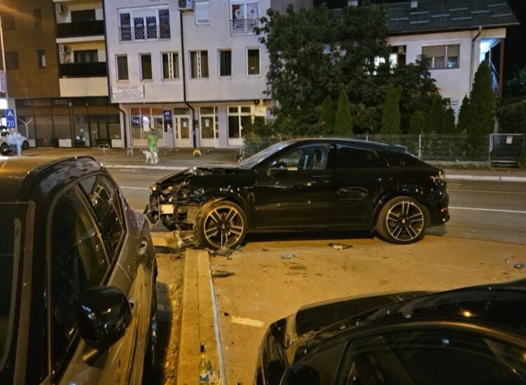 Pijana se “porscheom” zabila u stub ispred hotela Marriott i oštetila više automobila Pijana se “porscheom” zabila u stub ispred hotela Marriott i oštetila više automobila