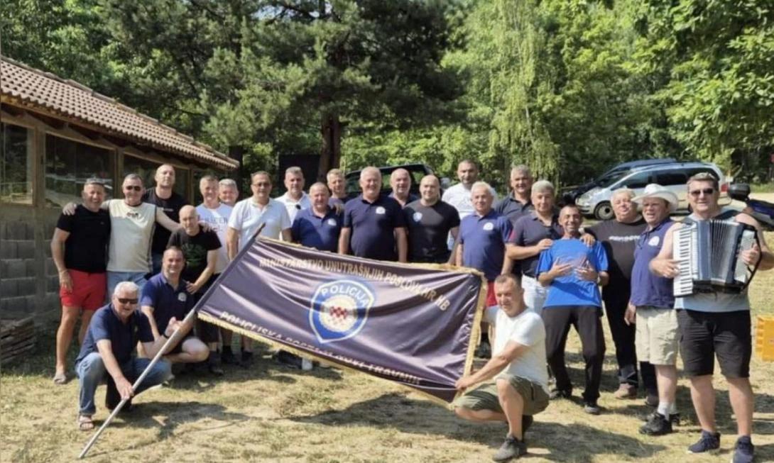 Pripadnik FUP-a pod istragom zbog isticanja zastave MUP-a Herceg-Bosne – Bosanski.info Pripadnik FUP-a pod istragom zbog isticanja zastave MUP-a Herceg-Bosne – Bosanski.info