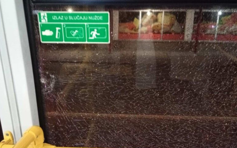 Neko gađao novi trolejbus pa razbio staklo, putnici uznemireni – Bosanski.info Neko gađao novi trolejbus pa razbio staklo, putnici uznemireni – Bosanski.info