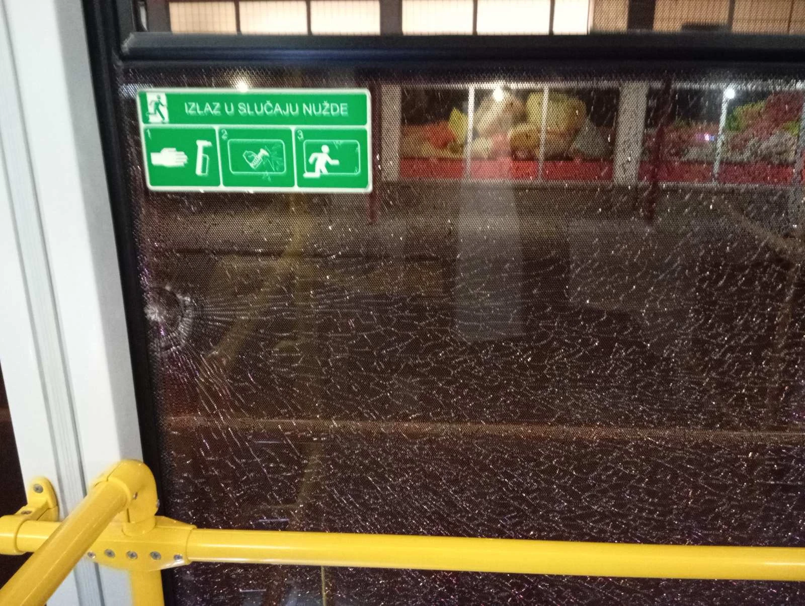 U Sarajevu razbijeno staklo na trolejbusu U Sarajevu razbijeno staklo na trolejbusu