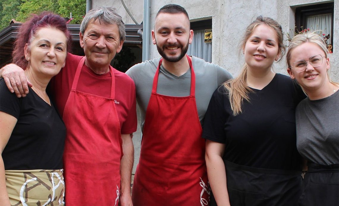 Banjalučani oživjeli seoski turizam u pustom selu pod Kozarom – Bosanski.info Banjalučani oživjeli seoski turizam u pustom selu pod Kozarom – Bosanski.info