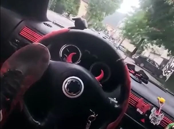 Uhapšen vozač iz Konjica koji je nogom pridržavao volan, osumnjičen za krivično djelo Uhapšen vozač iz Konjica koji je nogom pridržavao volan, osumnjičen za krivično djelo