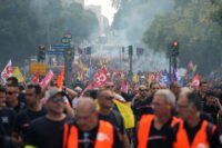 Francuzi protestuju zbog troškova života, službenici i vatrogasci na ulicama