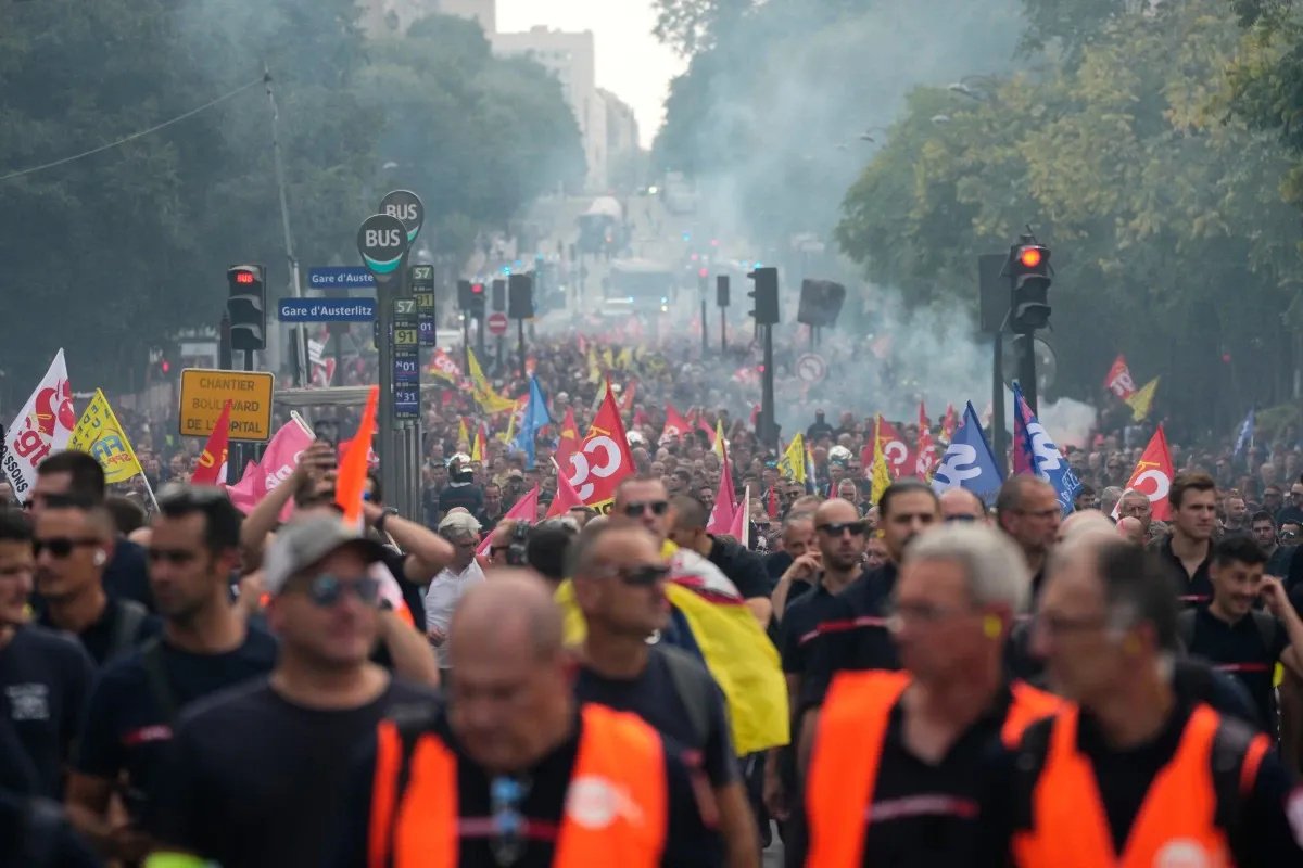 Francuzi protestuju zbog troškova života, službenici i vatrogasci na ulicama