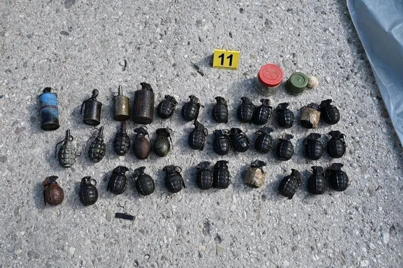 Policija zaustavila vozilo kod Zenice: Vozač pobjegao, usput bacio arsenal bombi, mina i "Zolja"