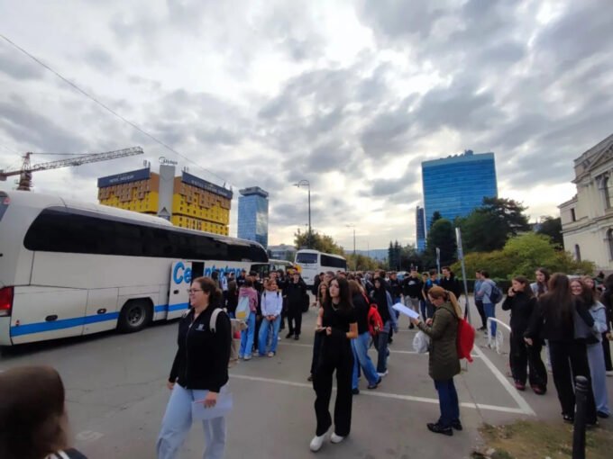 Učenici drugih razreda sarajevskih srednjih škola u posjeti Memorijalnom centru Srebrenica