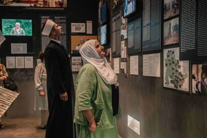 Otvorena izložba ''ONA, SREBRENICA'' posvećena ulozi žena u borbi za istinu