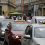 ZAKON ZAPEO U DOMU NARODA PS BiH Sarajevski taksisti platili hiljade kazni zbog zaustavljanja na stajalištima, kazne dobila i Hitna pomoć