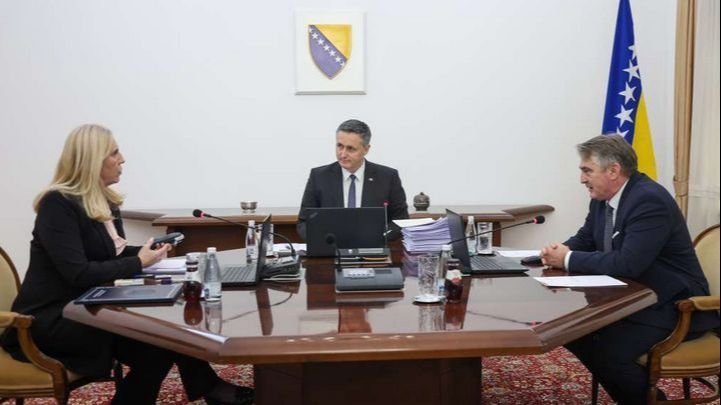 Cvijanović ističe da su strani članovi samoinicijativno napustili Komisiju