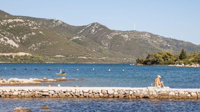Fekalije zagadile more, ne preporučuje se kupanje na plaži u Hrvatskoj