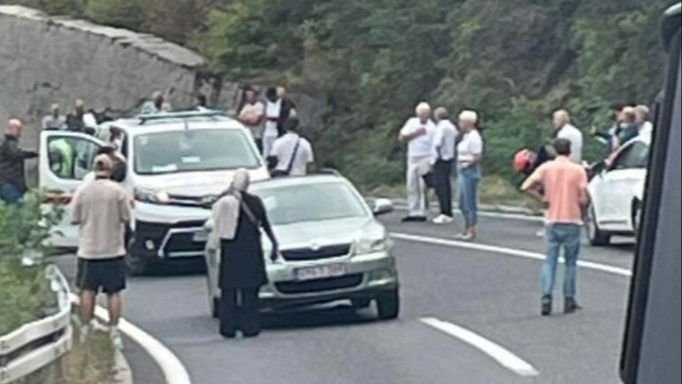 Teška saobraćajna nesreća na putu Konjic - Bradina, motociklista hitno prevezen u bolnicu