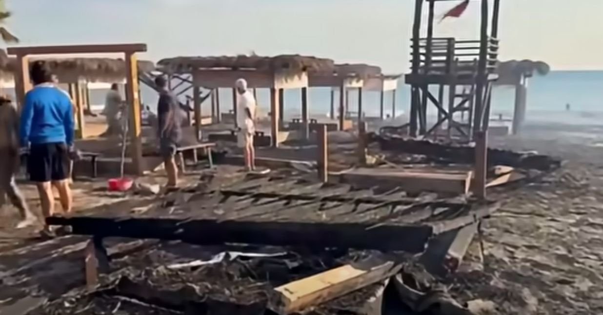 Veliki požar poharao popularnu plažu u Ulcinju: Istražuje se da li je vatra podmetnuta