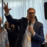 Vučić održao oproštajnu zabavu uz tri prsta i pjesmu "A sad, adio"