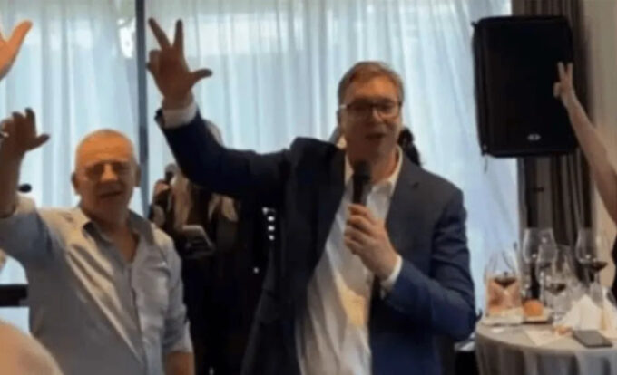 Vučić održao oproštajnu zabavu uz tri prsta i pjesmu "A sad, adio"