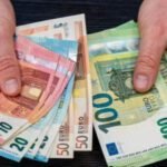 Euro oslabio prema dolaru, dostigao najniži nivo od maja 2025. godine
