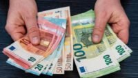 Euro oslabio prema dolaru, dostigao najniži nivo od maja 2025. godine