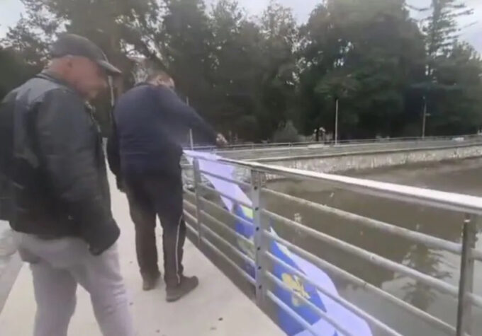 Tko uklanja državnu zastavu BiH s ljiljanima pred utakmicu u Sarajevu