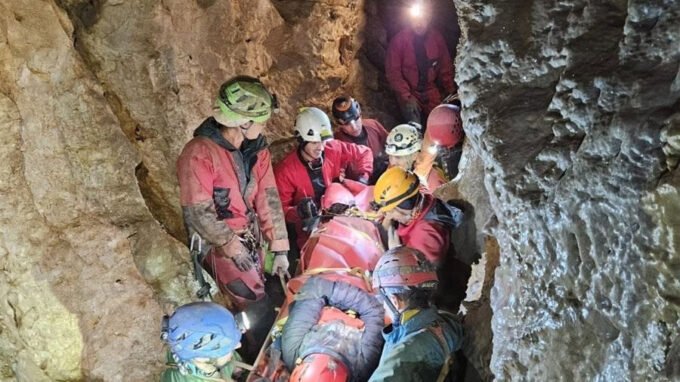 Dramatično spašavanje u Hercegovini: GSS izvukao ženu koja je pala s pet metara visine u pećini