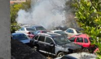 Veliki požar na auto otpadu u Hercegovini uništio više vozila
