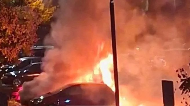 Neprespavana noć za vatrogasce u Sarajevu: požar na dva vozila